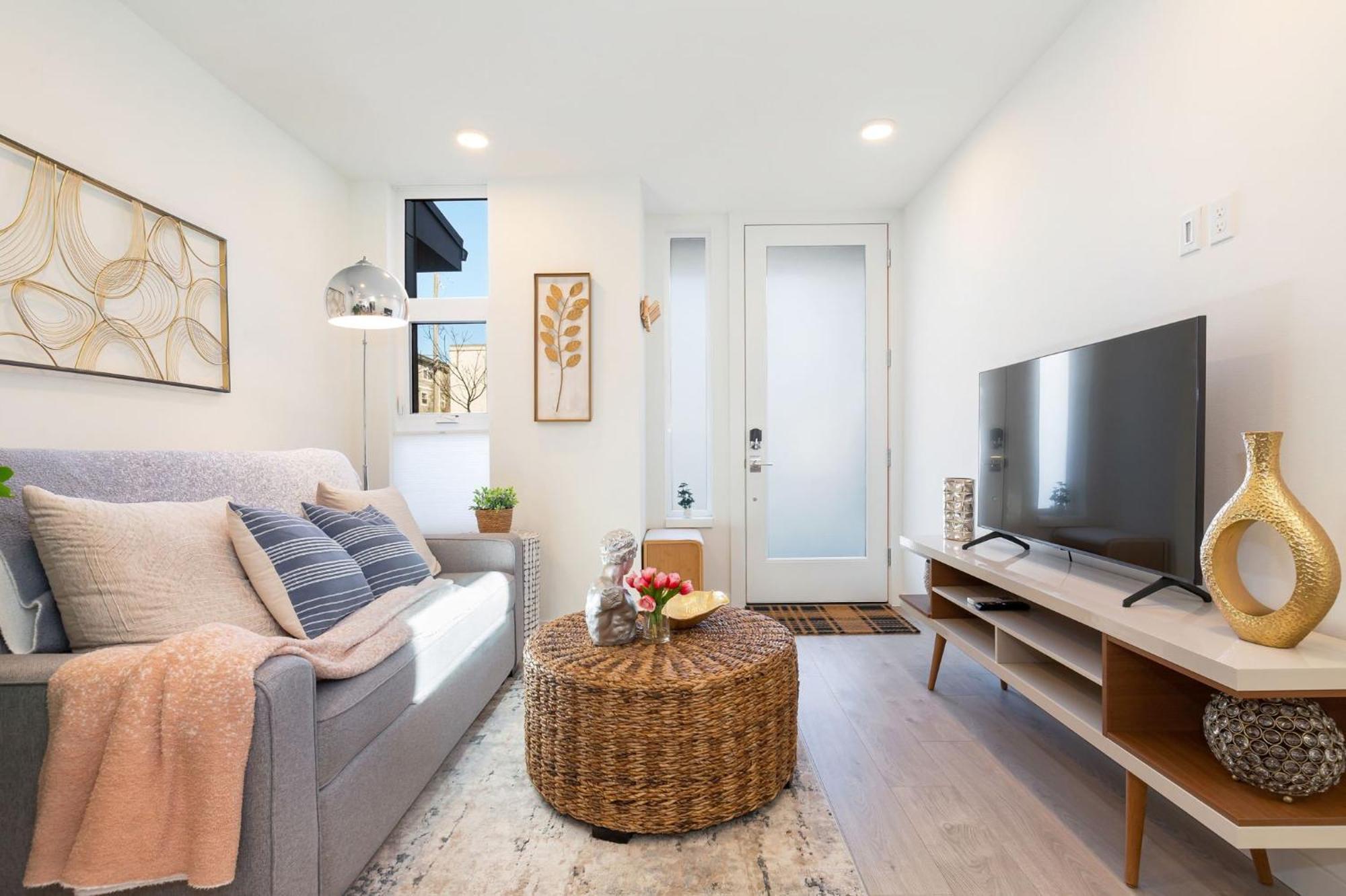 Holiday home 2br 2ba Capitol Hill Cozy Haven- Rooftop *